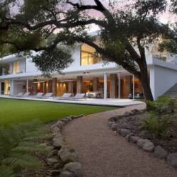 Glass Pavilion House Relies on the Forest to Guard Privacy